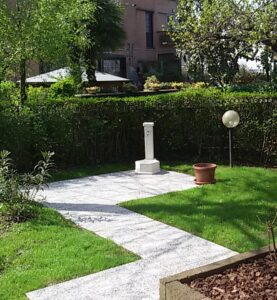 <a href="/prodotti/fontane-da-giardino/fontana-esagonale-45/">fontana esagonale 45</a> avorio, cod. 03F45A, località: Peschiera Borromeo (Milano) fontana esagonale 45 avorio, cod. 03F45A, località: Peschiera Borromeo (Milano)