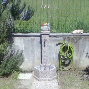 <a href="/prodotti/fontane-da-giardino/fontana-esagonale-45/">fontana esagonale 45</a> ghiaia di fiume, cod. 03F45F, località: Bussoleno (Torino) fontana esagonale 45 ghiaia di fiume, cod. 03F45F, località: Bussoleno (Torino)
