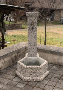 <a href="/prodotti/fontane-da-giardino/fontana-esagonale-45/">fontana esagonale 45</a> ghiaia di fiume, cod. 03F45F, località: Collelavena Alatri (Frosinone) fontana esagonale 45 ghiaia di fiume, cod. 03F45F, località: Collelavena Alatri (Frosinone)