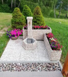 <a href="/prodotti/fontane-da-giardino/fontana-esagonale-45/">fontana esagonale 45</a>, <a href="/prodotti/vasi-fioriere/fioriera-rettangolare-100x35/">fioriera rettangolare 100x35</a> e <a href="/prodotti/vasi-fioriere/fioriera-rettangolare-100x25/">fioriera rettangolare 100x25</a> ghiaia colorata, località: Bedollo (Trento) fontana esagonale 45, fioriera rettangolare 100x35 e fioriera rettangolare 100x25 ghiaia colorata, località: Bedollo (Trento)