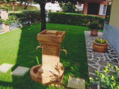 <a href="/prodotti/fontane-da-giardino/fontana-fiorita/">fontana fiorita</a> col. old stone, con foro aggiuntivo, località: Filottrano (Ancona) fontana fiorita col. old stone, con foro aggiuntivo, località: Filottrano (Ancona)