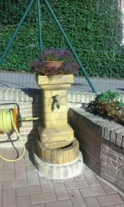 <a href="/prodotti/fontane-da-giardino/fontana-fiorita/">fontana fiorita</a> col. old stone, cod. 03FFOS, località: Montalenghe (Torino) fontana fiorita col. old stone, cod. 03FFOS, località: Montalenghe (Torino)