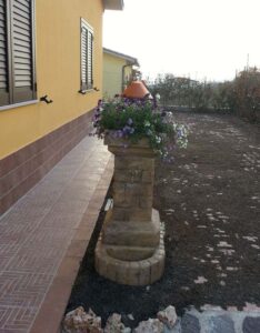 <a href="/prodotti/fontane-da-giardino/fontana-fiorita/">fontana fiorita</a> col. old stone, cod. 03FFOS, località: Vinchiaturo (Campobasso) fontana fiorita col. old stone, cod. 03FFOS, località: Vinchiaturo (Campobasso)