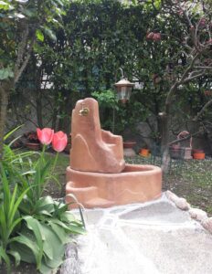 <a href="/prodotti/fontane-da-giardino/fontana-piave-con-gioco-d-acqua-e-lanterna-solare/">fontana Piave con gioco d'acqua e lanterna</a> col. mattone, cod. 13FPILM, località: Bellagio (Como) fontana Piave con gioco d'acqua e lanterna col. mattone, cod. 13FPILM, località: Bellagio (Como)