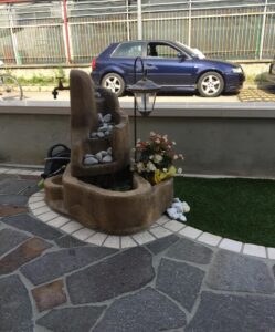 <a href="/prodotti/fontane-da-giardino/fontana-piave-con-gioco-d-acqua-e-lanterna-solare/">fontana Piave con gioco d'acqua e lanterna</a> col. old stone, cod. 13FPILOS, località: Goro (Ferrara) fontana Piave con gioco d'acqua e lanterna col. old stone, cod. 13FPILOS, località: Goro (Ferrara)