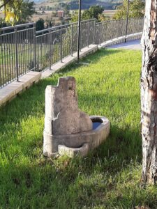 <a href="/prodotti/fontane-da-giardino/fontana-piave-con-gioco-d-acqua/">fontana Piave con gioco d'acqua</a> col. antichizzato, cod. 13FPIAT, località: Cantalice (Rieti) fontana Piave con gioco d'acqua col. antichizzato, cod. 13FPIAT, località: Cantalice (Rieti)