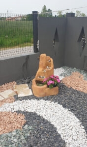 <a href="/prodotti/fontane-da-giardino/fontana-piave-con-gioco-d-acqua/">fontana Piave con gioco d'acqua</a> col. mattone, cod. 13FPIM, località: Santa Maria di Sala (Venezia) fontana Piave con gioco d'acqua col. mattone, cod. 13FPIM, località: Santa Maria di Sala (Venezia)