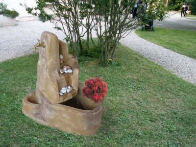 <a href="/prodotti/fontane-da-giardino/fontana-piave-con-gioco-d-acqua/">fontana Piave con gioco d'acqua</a> col. old stone, cod. 13FPIOS, provincia di Verona fontana Piave con gioco d'acqua col. old stone, cod. 13FPIOS, provincia di Verona