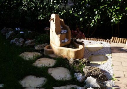 <a href="/prodotti/fontane-da-giardino/fontana-piave-con-gioco-d-acqua/">fontana Piave con gioco d'acqua</a> col. pietre del borgo, cod. 13FPIP, località: Caronno Pertusella (Varese) fontana Piave con gioco d'acqua col. pietre del borgo, cod. 13FPIP, località: Caronno Pertusella (Varese)