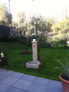 <a href="/prodotti/fontane-da-giardino/fontana-quadrata-40/">fontana quadrata 40</a> ghiaia colorata, cod. 03F40C, località: Lomazzo (Como) fontana quadrata 40 ghiaia colorata, cod. 03F40C, località: Lomazzo (Como)