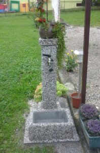 <a href="/prodotti/fontane-da-giardino/fontana-quadrata-40/">fontana quadrata 40</a> ghiaia di fiume, cod. 03F40F, località: Belluno fontana quadrata 40 ghiaia di fiume, cod. 03F40F, località: Belluno