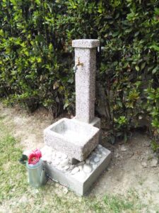 <a href="/prodotti/fontane-da-giardino/fontana-quadrata-40/">fontana quadrata 40</a> ghiaia di fiume, cod. 03F40F, località: Ghezzano (Pisa) fontana quadrata 40 ghiaia di fiume, cod. 03F40F, località: Ghezzano (Pisa)