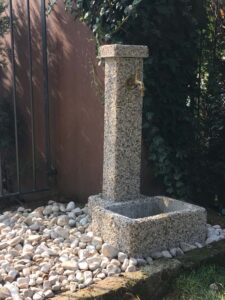 <a href="/prodotti/fontane-da-giardino/fontana-quadrata-40/">fontana quadrata 40</a> ghiaia di fiume, cod. 03F40F, località: Monza fontana quadrata 40 ghiaia di fiume, cod. 03F40F, località: Monza