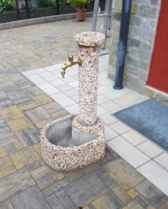 <a href="/prodotti/fontane-da-giardino/fontana-semicerchio/">fontana semicerchio</a> ghiaia colorata, cod. 03FSC, località: Cannero Riviera (Verbano Cusio Ossola) fontana semicerchio ghiaia colorata, cod. 03FSC, località: Cannero Riviera (Verbano Cusio Ossola)