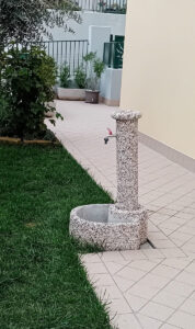 <a href="/prodotti/fontane-da-giardino/fontana-semicerchio/">fontana semicerchio</a> ghiaia colorata, cod. 03FSC, località: San Clemente (Rimini) fontana semicerchio ghiaia colorata, cod. 03FSC, località: San Clemente (Rimini)