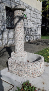 <a href="/prodotti/fontane-da-giardino/fontana-semicerchio/">fontana semicerchio</a> ghiaia colorata, cod. 03FSC, località: Trieste fontana semicerchio ghiaia colorata, cod. 03FSC, località: Trieste