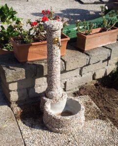 <a href="/prodotti/fontane-da-giardino/fontana-tondella/">fontana tondella</a> ghiaia colorata, cod. 03FTC, località: Campagnano di Roma fontana tondella ghiaia colorata, cod. 03FTC, località: Campagnano di Roma