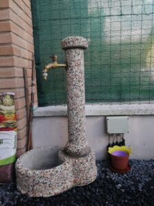 <a href="/prodotti/fontane-da-giardino/fontana-tondella/">fontana tondella</a> ghiaia colorata, cod. 03FTC, località: Mesola (Ferrara) fontana tondella ghiaia colorata, cod. 03FTC, località: Mesola (Ferrara)
