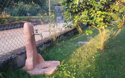 <a href="/prodotti/fontane-da-giardino/fonte-alla-roccia-easy/">fontana fonte alla roccia easy</a> col. mattone, cod. 03FREM, località: Casale Litta (Varese) fontana fonte alla roccia easy col. mattone, cod. 03FREM, località: Casale Litta (Varese)