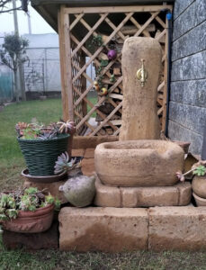 <a href="/prodotti/fontane-da-giardino/fonte-alla-roccia/">fontana fonte alla roccia</a> col. old stone, cod. 03FROS, località: Invorio (Novara) fontana fonte alla roccia col. old stone, cod. 03FROS, località: Invorio (Novara)