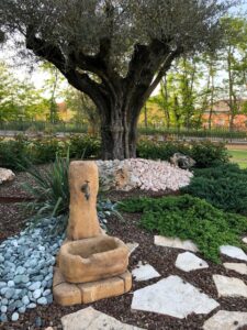<a href="/prodotti/fontane-da-giardino/fonte-alla-roccia/">fontana fonte alla roccia</a> col. old stone, cod. 03FROS, località: Porto Viro (Rovigo) fontana fonte alla roccia col. old stone, cod. 03FROS, località: Porto Viro (Rovigo)