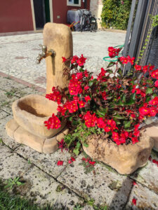 <a href="/prodotti/fontane-da-giardino/fonte-alla-roccia/">fontana fonte alla roccia</a> col. old stone, cod. 03FROS, località: Barbarano Mossano (Vicenza) fontana fonte alla roccia col. old stone, cod. 03FROS, località: Barbarano Mossano (Vicenza)