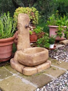 <a href="/prodotti/fontane-da-giardino/fonte-alla-roccia/">fontana fonte alla roccia</a> col. old stone, cod. 03FROS, località: Cecina (Livorno) fontana fonte alla roccia col. old stone, cod. 03FROS, località: Cecina (Livorno)
