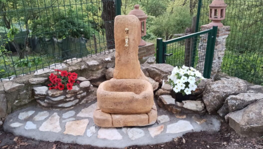 <a href="/prodotti/fontane-da-giardino/fonte-alla-roccia/">fontana fonte alla roccia</a> col. old stone, cod. 03FROS, località: Vejano (Viterbo) fontana fonte alla roccia col. old stone, cod. 03FROS, località: Vejano (Viterbo)