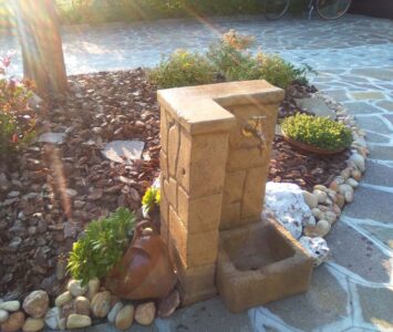 fontana <a href="/prodotti/fontane-da-giardino/fonte-antica-easy/">fonte antica easy</a> col. old stone, cod. 03FOAEOS, località: Persico Dosimo (Cremona) fontana fonte antica easy col. old stone, cod. 03FOAEOS, località: Persico Dosimo (Cremona)