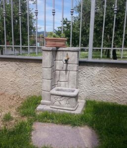 fontana <a href="/prodotti/fontane-da-giardino/fonte-antica/">fonte antica</a> col. antichizzato, cod. 03FOAAT, località: Arcola (La Spezia) fontana fonte antica col. antichizzato, cod. 03FOAAT, località: Arcola (La Spezia)
