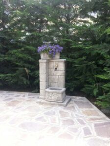 fontana <a href="/prodotti/fontane-da-giardino/fonte-antica/">fonte antica</a> col. antichizzato, cod. 03FOAAT, località: Arcola (La Spezia) fontana fonte antica col. antichizzato, cod. 03FOAAT, località: Arcola (La Spezia)