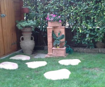 fontana <a href="/prodotti/fontane-da-giardino/fonte-antica/">fonte antica</a> col. mattone e <a href="/prodotti/cordoli-bordure-piastre/piastre-pedonali/">piastre pedonali</a>, provincia di Bologna fontana fonte antica col. mattone e piastre pedonali, provincia di Bologna
