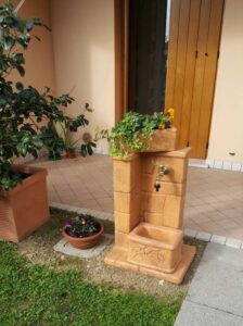 fontana <a href="/prodotti/fontane-da-giardino/fonte-antica/">fonte antica</a> col. mattone, cod. 03FOAM, località: Sacile (Pordenone) fontana fonte antica col. mattone, cod. 03FOAM, località: Sacile (Pordenone)