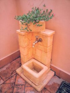 fontana <a href="/prodotti/fontane-da-giardino/fonte-antica/">fonte antica</a> col. pietre del borgo, cod. 03FOAP, località: Cervaro (Frosinone) fontana fonte antica col. pietre del borgo, cod. 03FOAP, località: Cervaro (Frosinone)
