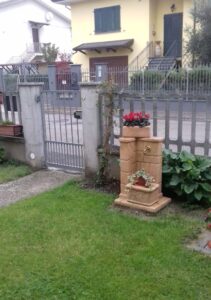 fontana <a href="/prodotti/fontane-da-giardino/fonte-antica/">fonte antica</a> col. pietre del borgo, cod. 03FOAP, località: Portomaggiore (Ferrara) fontana fonte antica col. pietre del borgo, cod. 03FOAP, località: Portomaggiore (Ferrara)