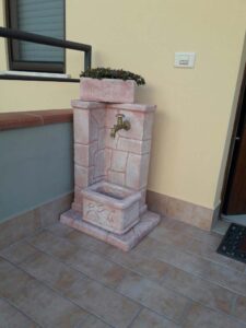 fontana <a href="/prodotti/fontane-da-giardino/fonte-antica/">fonte antica</a> col. rosa antico, cod. 03FOARA, località: Scarperia (Firenze) fontana fonte antica col. rosa antico, cod. 03FOARA, località: Scarperia (Firenze)
