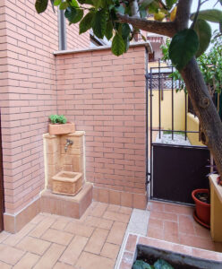 fontana <a href="/prodotti/fontane-da-giardino/fonte-antica/">fonte antica</a> col. mattone, cod. 03FOAM, località: Aprilia (Latina) fontana fonte antica col. mattone, cod. 03FOAM, località: Aprilia (Latina)