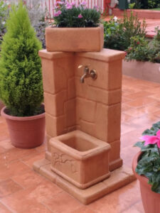 fontana <a href="/prodotti/fontane-da-giardino/fonte-antica/">fonte antica</a> col. mattone, cod. 03FOAM, località: Sassari fontana fonte antica col. mattone, cod. 03FOAM, località: Sassari