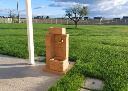 fontana <a href="/prodotti/fontane-da-giardino/fonte-antica/">fonte antica</a> col. pietre del borgo, cod. 03FOAP, località: Cesenatico (Forlì Cesena) fontana fonte antica col. pietre del borgo, cod. 03FOAP, località: Cesenatico (Forlì Cesena)