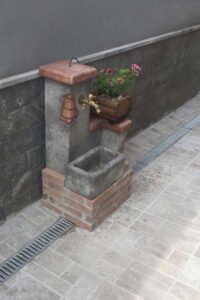 fontana <a href="/prodotti/fontane-da-giardino/fonte-del-casale-easy/">fonte del casale easy</a> col. antichizzato, cod. 03FDCEAT, località: Arzano (Napoli) fontana fonte del casale easy col. antichizzato, cod. 03FDCEAT, località: Arzano (Napoli)