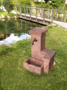 fontana <a href="/prodotti/fontane-da-giardino/fonte-del-casale-easy/">fonte del casale easy</a> col. mattone, cod. 03FDCEM, località: Brunico (Bolzano) fontana fonte del casale easy col. mattone, cod. 03FDCEM, località: Brunico (Bolzano)