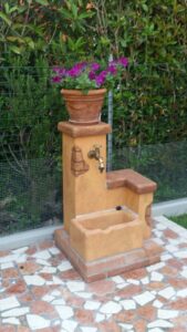 fontana <a href="/prodotti/fontane-da-giardino/fonte-del-casale-easy/">fonte del casale easy</a> col. mattone, cod. 03FDCEM, località: Conselve (PD) fontana fonte del casale easy col. mattone, cod. 03FDCEM, località: Conselve (PD)