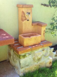 fontana <a href="/prodotti/fontane-da-giardino/fonte-del-casale-easy/">fonte del casale easy</a> col. mattone, cod. 03FDCEM, località: L'Aquila fontana fonte del casale easy col. mattone, cod. 03FDCEM, località: L'Aquila