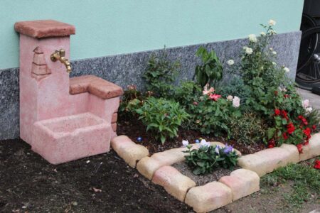 fontana <a href="/prodotti/fontane-da-giardino/fonte-del-casale-easy/">fonte del casale easy</a> col. rosa antico e <a href="/prodotti/cordoli-bordure-piastre/bordura-per-aiuole/">bordura per aiuole</a>, località: Cosio Valtellino (Sondrio) fontana fonte del casale easy col. rosa antico e bordura per aiuole, località: Cosio Valtellino (Sondrio)