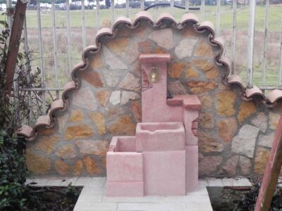 fontana <a href="/prodotti/fontane-da-giardino/fonte-del-casale-easy/">fonte del casale easy</a> con <a href="/prodotti/vasi-fioriere/vaso-fonte-del-casale/">vaso aggiuntivo</a>, col. rosa antico, località: Roma fontana fonte del casale easy con vaso, col. rosa antico, località: Roma