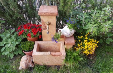 fontana <a href="/prodotti/fontane-da-giardino/fonte-del-casale-easy/">fonte del casale easy</a> personalizzata col. pietre del borgo, località: Sirmione (Brescia) fontana fonte del casale easy personalizzata col. pietre del borgo, località: Sirmione (Brescia)