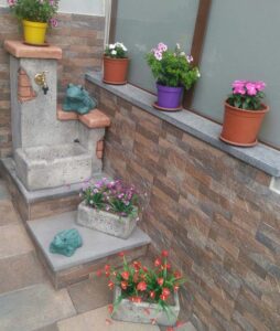 fontana <a href="/prodotti/fontane-da-giardino/fonte-del-casale-easy/">fonte del casale easy</a> e <a href="/prodotti/vasi-fioriere/vaso-rettangolare-30/">vaso rettangolare 30</a> col. antichizzato, località: Sinagra (Messina) fontana fonte del casale easy e vaso rettangolare 30 col. antichizzato, località: Sinagra (Messina)