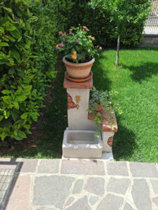 fontana <a href="/prodotti/fontane-da-giardino/fonte-del-casale-easy/">fonte del casale easy</a> col. bianco, cod. 03FDCEGB, località: Saletto di Montagnana (Padova) fontana fonte del casale easy col. bianco, cod. 03FDCEGB, località: Saletto di Montagnana (Padova)
