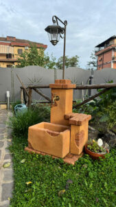 fontana <a href="/prodotti/fontane-da-giardino/fonte-del-casale-con-lanterna/">fonte del casale con lanterna</a> col. mattone, cod. 03FDCLM, località: Roma fontana fonte del casale con lanterna col. mattone, cod. 03FDCLM, località: Roma