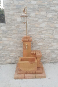 fontana <a href="/prodotti/fontane-da-giardino/fonte-del-casale-con-lanterna/">fonte del casale con lanterna</a> col. pietre del borgo, cod. 03FDCLP, località: Cercepiccola (Campobasso) fontana fonte del casale con lanterna col. pietre del borgo, cod. 03FDCLP, località: Cercepiccola (Campobasso)